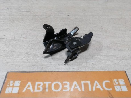 Almera G15 петля замка багажника