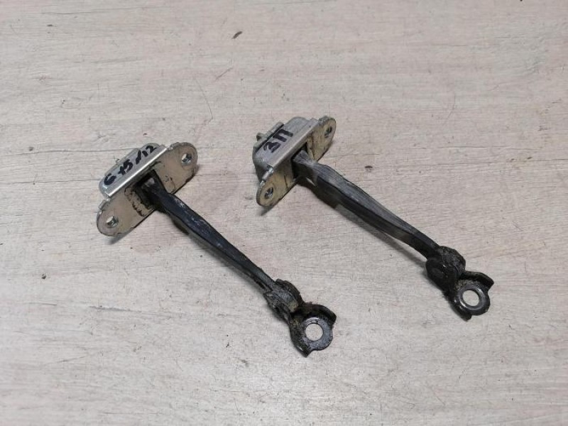 Almera G15 ограничитель двери задний