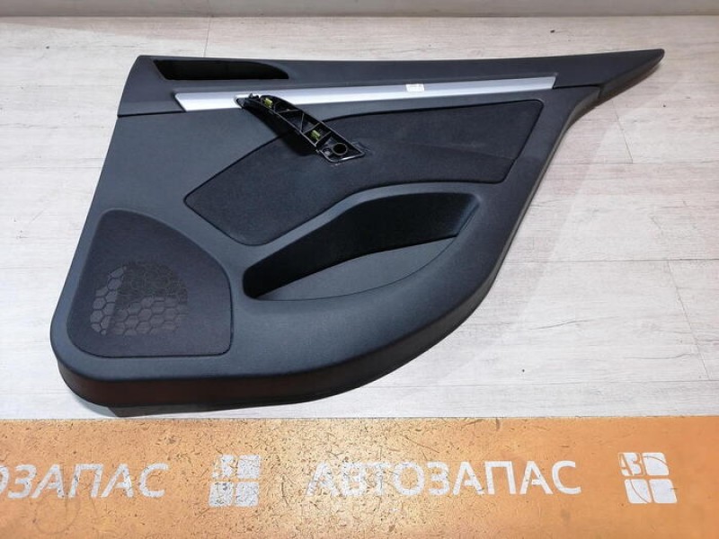 Octavia №2 обшивка двери задняя правая эл