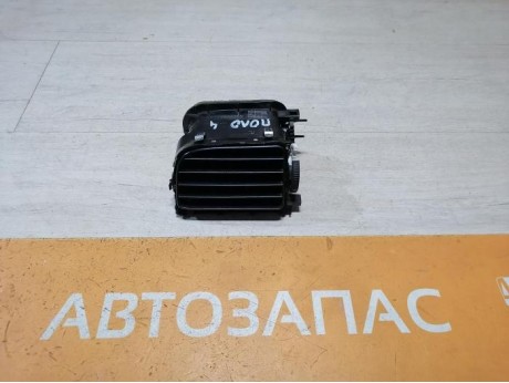 Polo №4 дефлектор торпедо центральный левый деф
