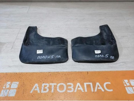 Polo №5 брызговик передний левый