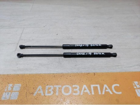 Sandero 2 амортизатор крышки багажника