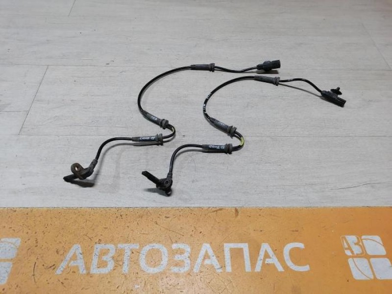 Sandero 2 датчик АБС передний