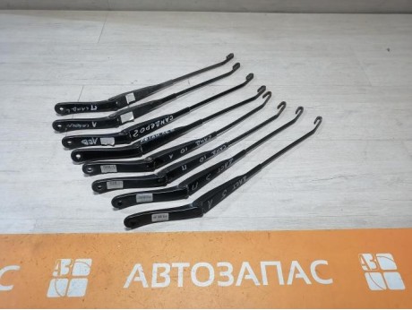 Sandero №3 поводок дворника левый