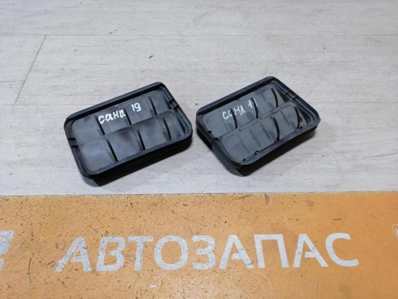 Sandero 2 решетка вентиляции багажника