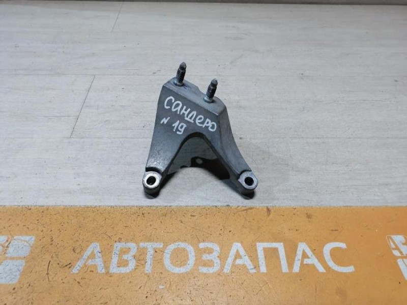 Sandero 2 кронштейн верхней подушки коробки мкпп