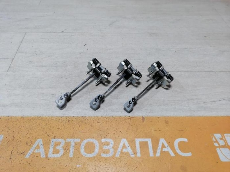 Sandero 2 ограничитель двери