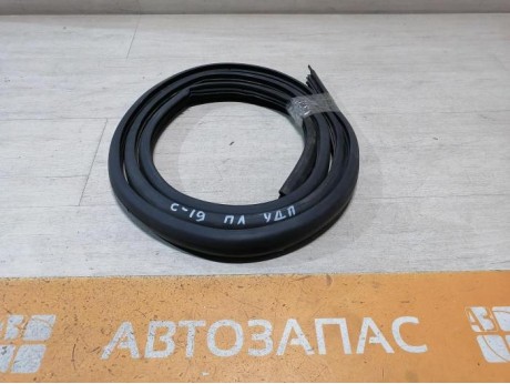 Sandero 2 уплотнитель дверного проема передний левый