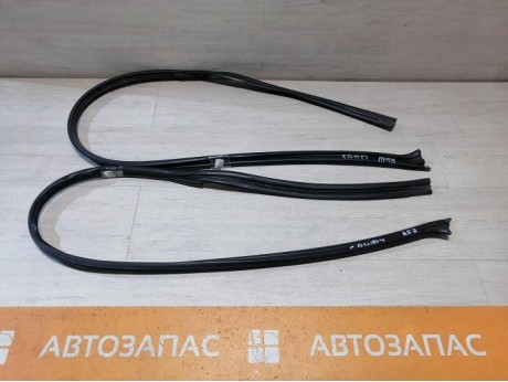 Swift молдинг крыши правый