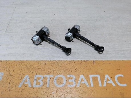 Corolla ограничитель двери передний