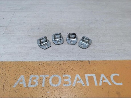 Corolla петля замка двери