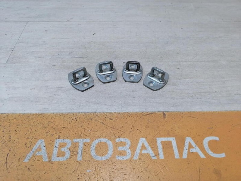 Corolla петля замка двери