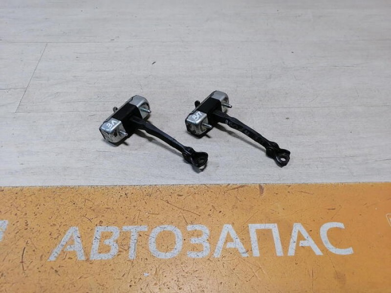Corolla ограничитель двери задний