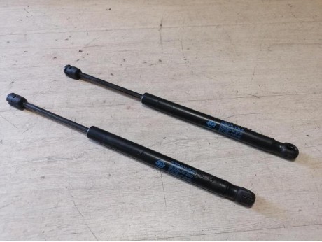 Ssangyong rexton П амортизатор стекла багажника