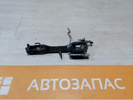 Camry v40 №6 кронштейн ручки двери передний правый