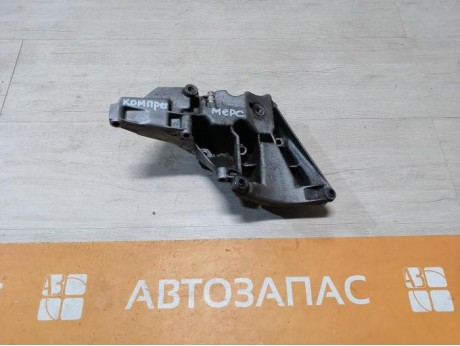 Mercedes E210 кронштейн кондиционера 1112361330