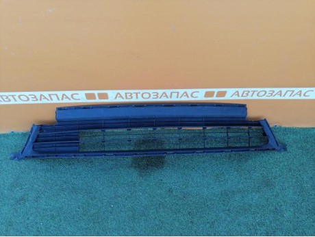 RAV4 решетка радиатора деф