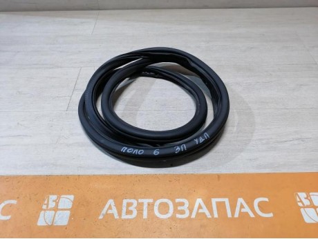 Polo №6 уплотнитель дверного проема задний правый деф