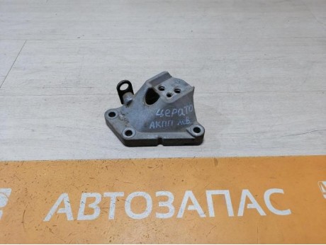 Cerato 2 №1 кронштейн верхней подушки коробки акпп