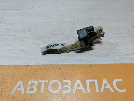Cerato 2 №1 кронштейн ручки двери передний правый