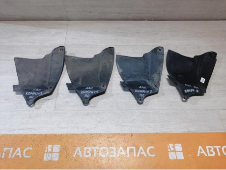 Camry v40 №4 пыльник двигателя правый