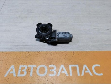 Solaris №4 моторчик стеклоподъемника правый