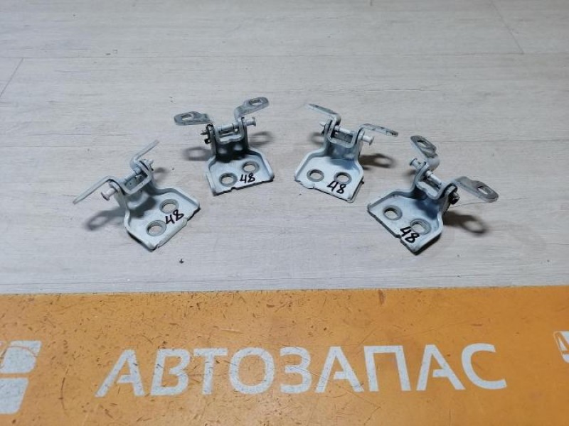 Logan №48 петля двери правая