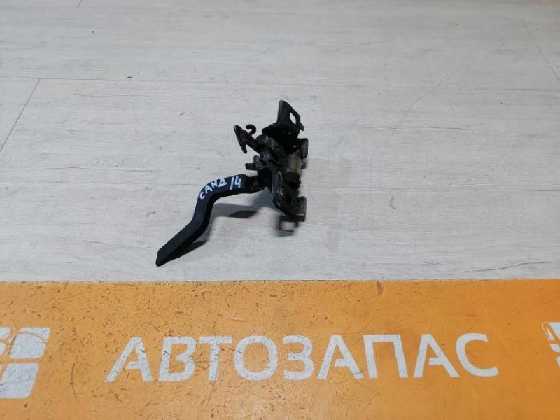Sandero №14 замок капота