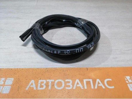 Lancer 10 №1 уплотнитель дверного проема передний правый