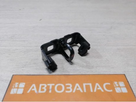 Duster №6 петля замка багажника