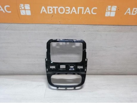 Duster №6 рамка под магнитолу деф