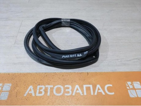 Rio 4 №1 уплотнитель двери передний правый