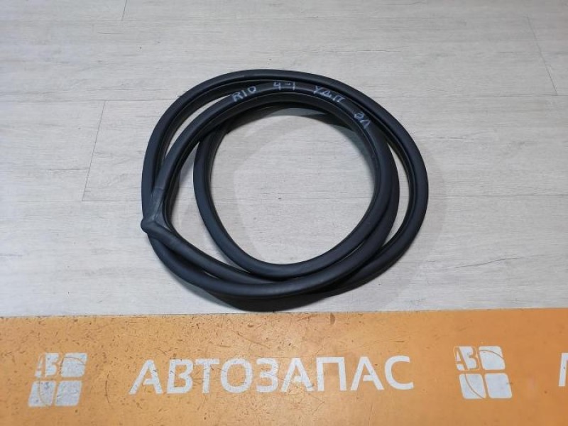 Rio 4 №1 уплотнитель дверного проема задний левый