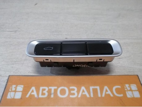Omoda C5 кнопка багажника в салоне