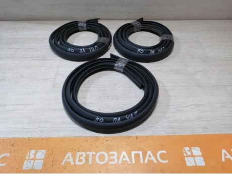 Logan №50 уплотнитель дверного проема передний левый