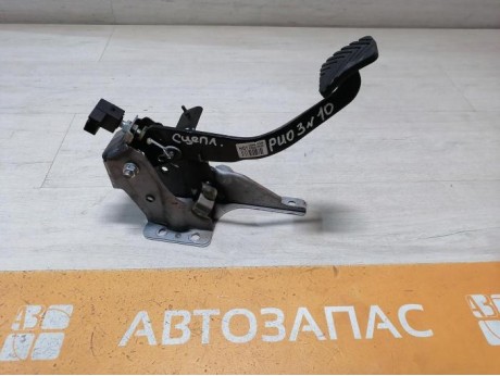 Rio 3 №10 педаль сцепления