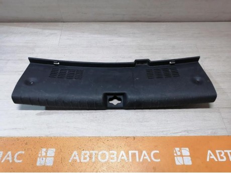 Solaris №5 обшивка задней панели накладка замка багажника