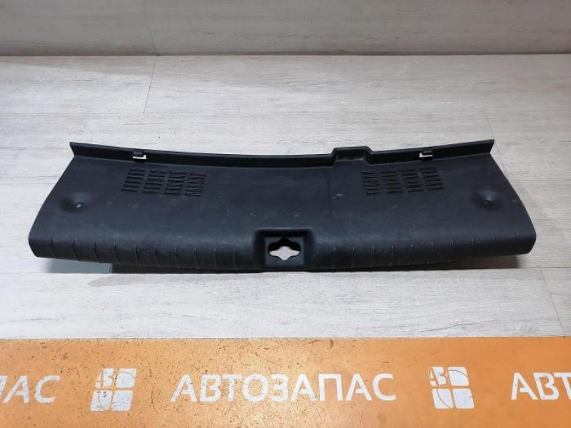 Solaris №5 обшивка задней панели накладка замка багажника