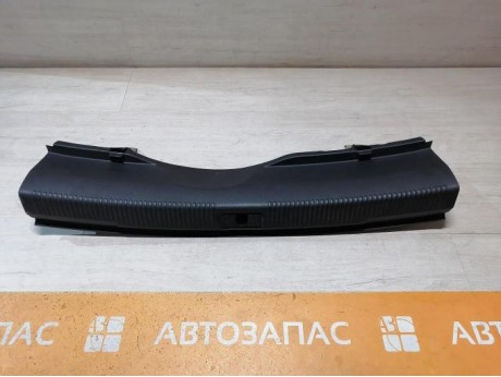 Audi A6 C7 обшивка задней панели накладка замка багажника