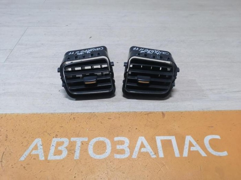 Sandero №17 дефлектор торпедо центральный левый
