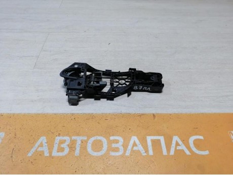 Passat B7 кронштейн ручки двери передний левый