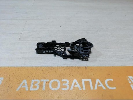 Passat B7 кронштейн ручки двери задний правый