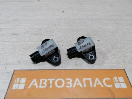 Passat B7 датчик удара боковой в двери