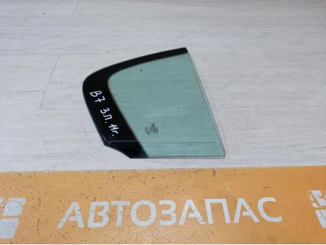 Passat B7 форточка правая 11