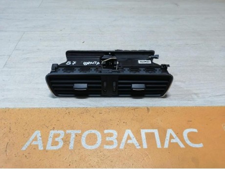 Passat B7 дефлектор торпедо центральный двойной