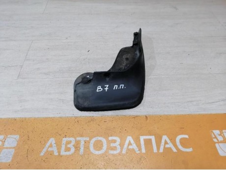 Passat B7 брызговик передний правый деф