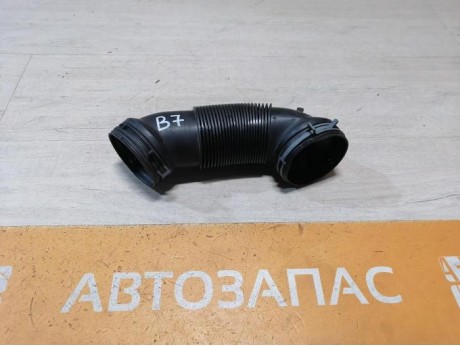Passat B7 патрубок воздушного фильтра 1k0129684l