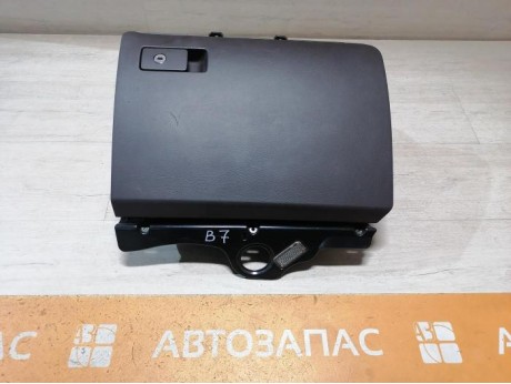 Passat B7 бардачок