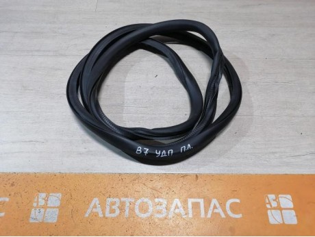 Passat B7 уплотнитель дверного проема передний левый