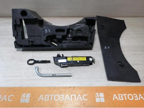 Passat B7 набор инструментов домкрат балонник крюк